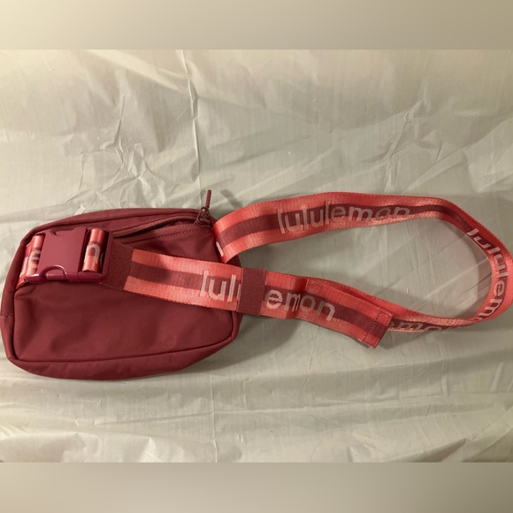 Lululemon Everywhere Belt Bag 1L Wordmark EUC - Picture 5 of 5